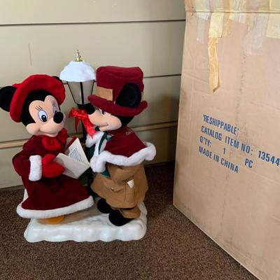 LOT 249: Disney's Caroling Mickey and Minnie Mouse Telco Animated Holdiay Figure