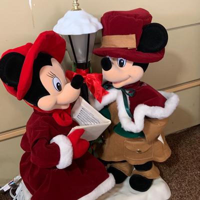 LOT 249: Disney's Caroling Mickey and Minnie Mouse Telco Animated Holdiay Figure