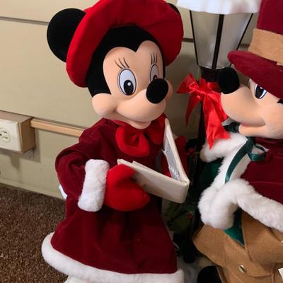 LOT 249: Disney's Caroling Mickey and Minnie Mouse Telco Animated Holdiay Figure