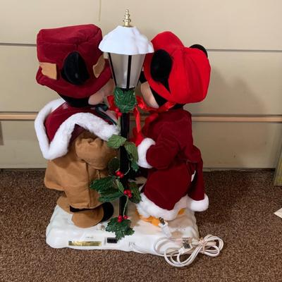 LOT 249: Disney's Caroling Mickey and Minnie Mouse Telco Animated Holdiay Figure