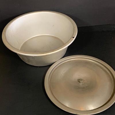 LOT 259: Exra Large Enamel Pot/Kettle with Lid, L&G Extra Agate Enamel with Metal Lid and a Wearever Aluminum Pot with Lid