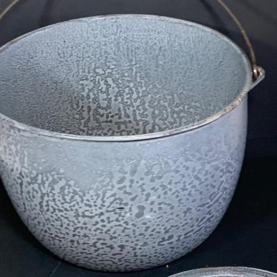 LOT 259: Exra Large Enamel Pot/Kettle with Lid, L&G Extra Agate Enamel with Metal Lid and a Wearever Aluminum Pot with Lid