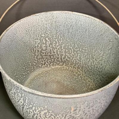 LOT 259: Exra Large Enamel Pot/Kettle with Lid, L&G Extra Agate Enamel with Metal Lid and a Wearever Aluminum Pot with Lid