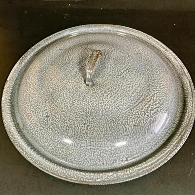 LOT 259: Exra Large Enamel Pot/Kettle with Lid, L&G Extra Agate Enamel with Metal Lid and a Wearever Aluminum Pot with Lid