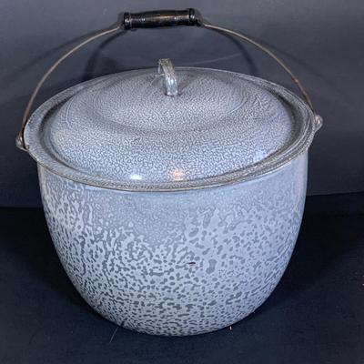 LOT 259: Exra Large Enamel Pot/Kettle with Lid, L&G Extra Agate Enamel with Metal Lid and a Wearever Aluminum Pot with Lid