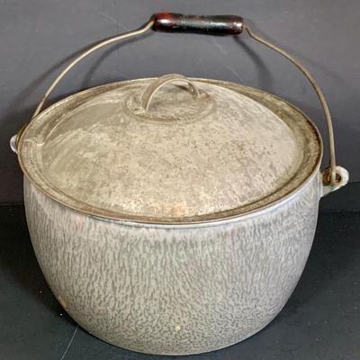 LOT 259: Exra Large Enamel Pot/Kettle with Lid, L&G Extra Agate Enamel with Metal Lid and a Wearever Aluminum Pot with Lid