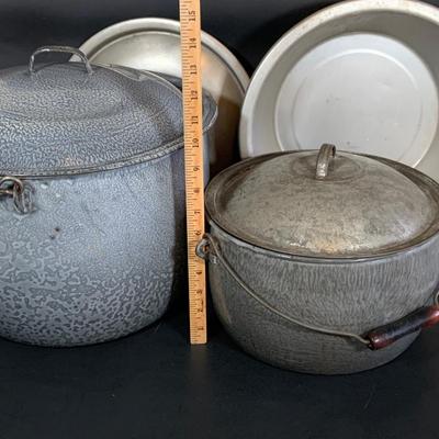 LOT 259: Exra Large Enamel Pot/Kettle with Lid, L&G Extra Agate Enamel with Metal Lid and a Wearever Aluminum Pot with Lid