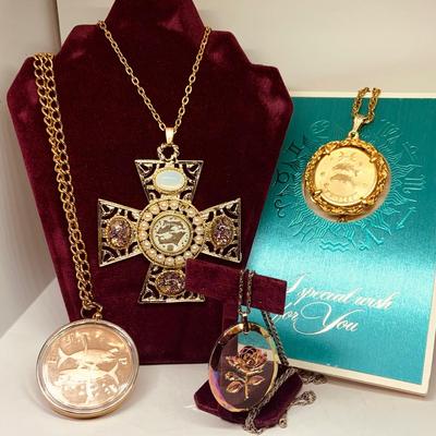 LOT 263: Pisces Collection -Bronze Medallion w/Card by Metal Sculptor Gilroy Robert, Franklin Mints Bronze Zodiac Coin Pendant Necklace,...