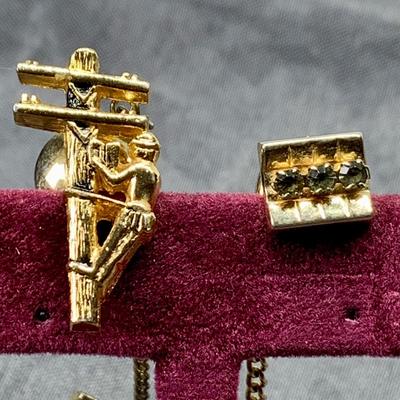 LOT:269: Mens Cuff Links, Tie Bar and Pin and More Including Hadley 1/20 12 Gf and 1942 Goldfill Class Pin, Philadelphia Police Buttons,...