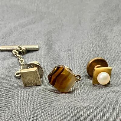 LOT:269: Mens Cuff Links, Tie Bar and Pin and More Including Hadley 1/20 12 Gf and 1942 Goldfill Class Pin, Philadelphia Police Buttons,...