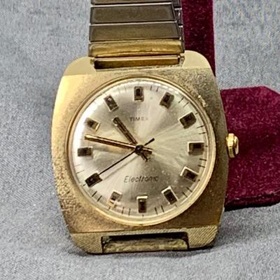 LOT:269: Mens Cuff Links, Tie Bar and Pin and More Including Hadley 1/20 12 Gf and 1942 Goldfill Class Pin, Philadelphia Police Buttons,...