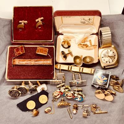 LOT:269: Mens Cuff Links, Tie Bar and Pin and More Including Hadley 1/20 12 Gf and 1942 Goldfill Class Pin, Philadelphia Police Buttons,...
