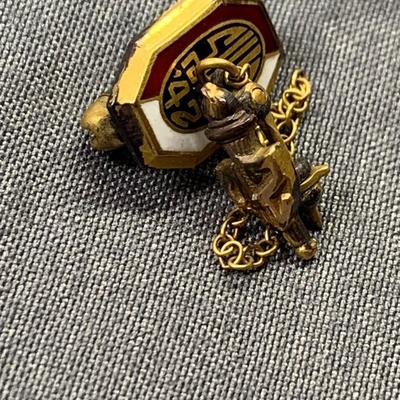 LOT:269: Mens Cuff Links, Tie Bar and Pin and More Including Hadley 1/20 12 Gf and 1942 Goldfill Class Pin, Philadelphia Police Buttons,...