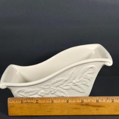 LOT 272: LED Tree Set (Untested), Set OF 2 Acrylic Stars, LONGABERGER Sleigh, 4 Placemats & Tablerunner (Measurements in Photos), 2...