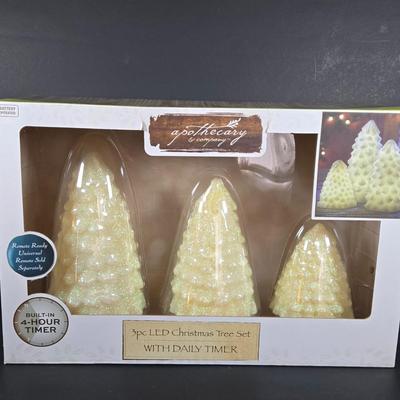 LOT 272: LED Tree Set (Untested), Set OF 2 Acrylic Stars, LONGABERGER Sleigh, 4 Placemats & Tablerunner (Measurements in Photos), 2...