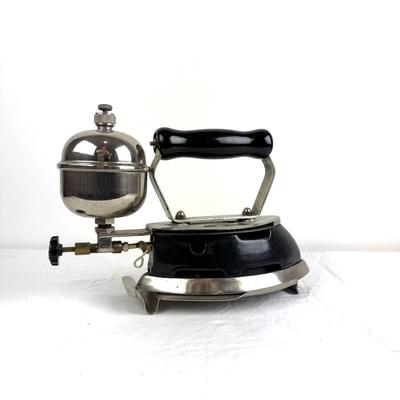 1047 Antique Steam Iron