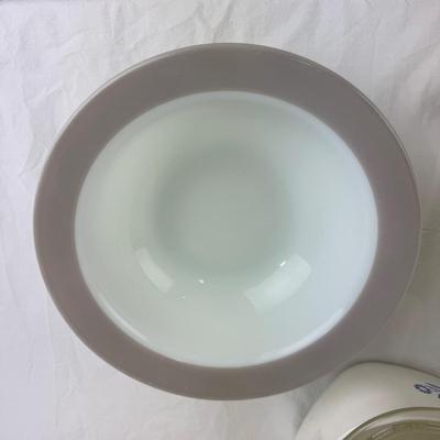 1076 Large Lot of Vintage Pyrex Dishes