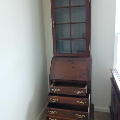 Beautiful vintage Ethan Allen Secretary writing desk