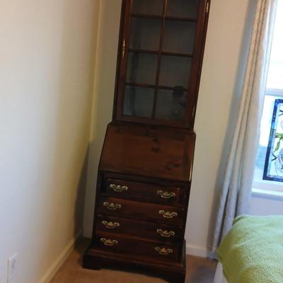 Beautiful vintage Ethan Allen Secretary writing desk