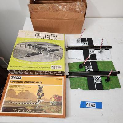 HO Scale Bachmann E-Z Train Track, Piers, Dual Crossings