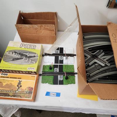 HO Scale Bachmann E-Z Train Track, Piers, Dual Crossings
