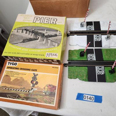 HO Scale Bachmann E-Z Train Track, Piers, Dual Crossings