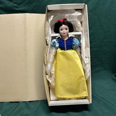 Disney Snow White Collector Doll