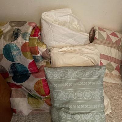 2 comforters and 2 down pillows