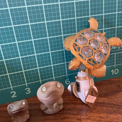 Jewel eye frogs and turtle night light