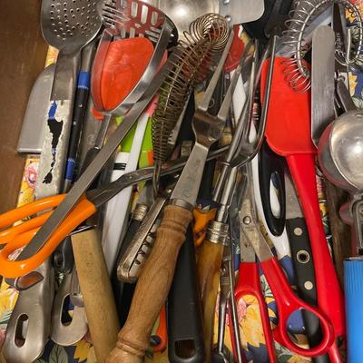 Oneida silverware and knives with kitchen accessories
