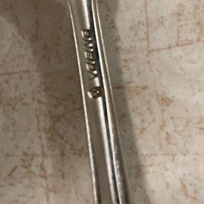 Oneida silverware and knives with kitchen accessories