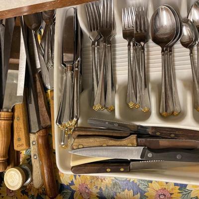 Oneida silverware and knives with kitchen accessories