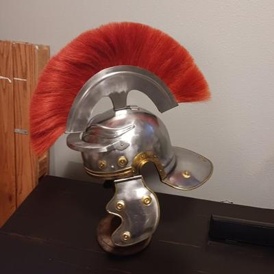 METAL WEARABLE "INCREDIBLE HULK" HELMET WITH A STAND