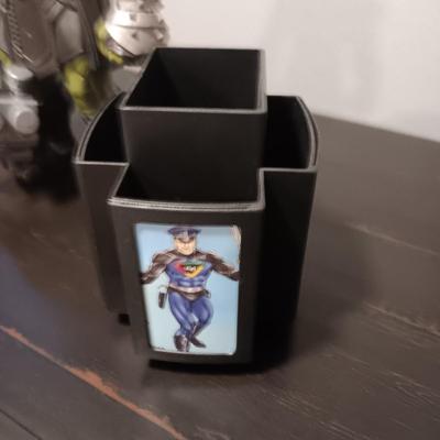 15" ANIMATED INCREDIBLE HULK AND A ROTATING PENCIL/PEN HOLDER