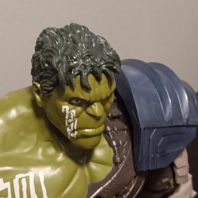15" ANIMATED INCREDIBLE HULK AND A ROTATING PENCIL/PEN HOLDER