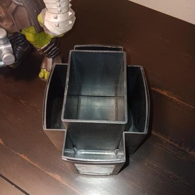 15" ANIMATED INCREDIBLE HULK AND A ROTATING PENCIL/PEN HOLDER