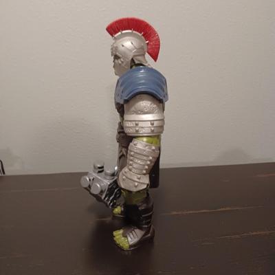 15" ANIMATED INCREDIBLE HULK AND A ROTATING PENCIL/PEN HOLDER