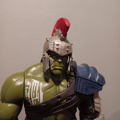 15" ANIMATED INCREDIBLE HULK AND A ROTATING PENCIL/PEN HOLDER