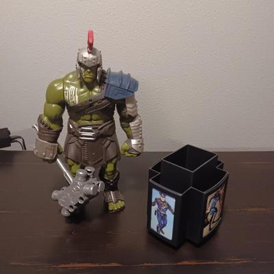 15" ANIMATED INCREDIBLE HULK AND A ROTATING PENCIL/PEN HOLDER