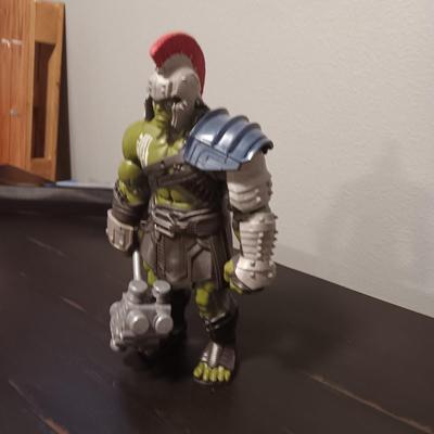 15" ANIMATED INCREDIBLE HULK AND A ROTATING PENCIL/PEN HOLDER
