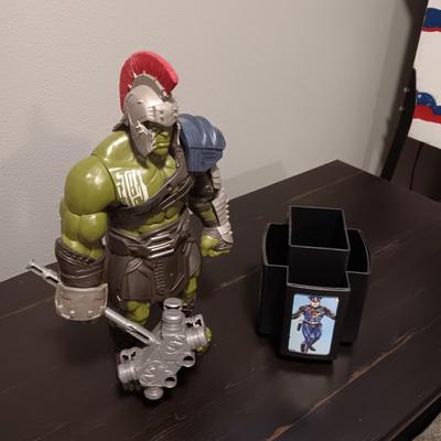 15" ANIMATED INCREDIBLE HULK AND A ROTATING PENCIL/PEN HOLDER