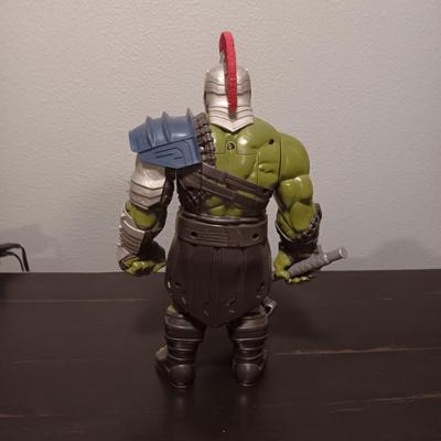 15" ANIMATED INCREDIBLE HULK AND A ROTATING PENCIL/PEN HOLDER