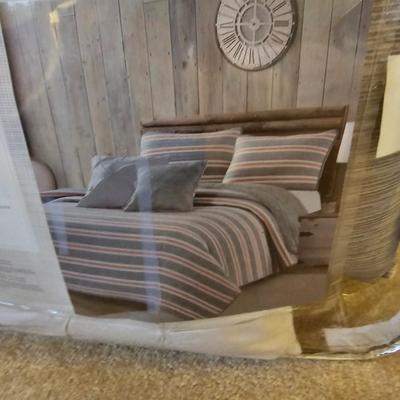 Lowell Bedding Full / Queen 5-piece quilt set - appears brand new!