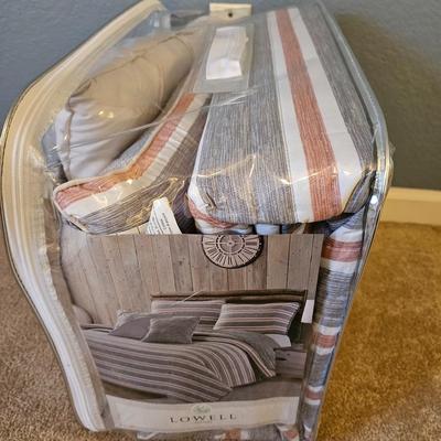 Lowell Bedding Full / Queen 5-piece quilt set - appears brand new!