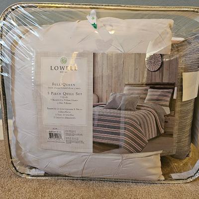 Lowell Bedding Full / Queen 5-piece quilt set - appears brand new!