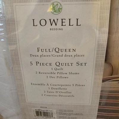 Lowell Bedding Full / Queen 5-piece quilt set - appears brand new!