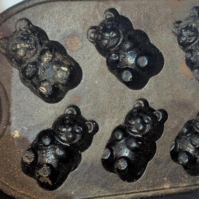 Vintage ROWOCO Cast Iron Teddy Bear Muffin Pan