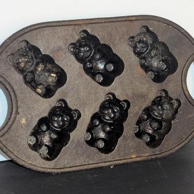 Vintage ROWOCO Cast Iron Teddy Bear Muffin Pan
