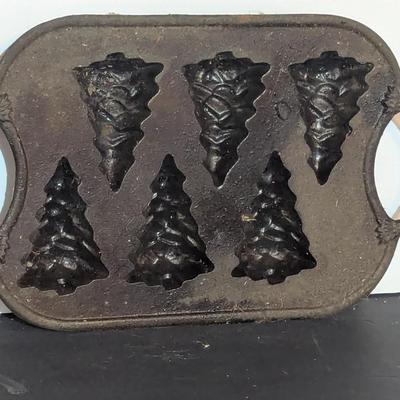 Vintage ROWOCO Cast Iron Christmas Tree Muffin Pan