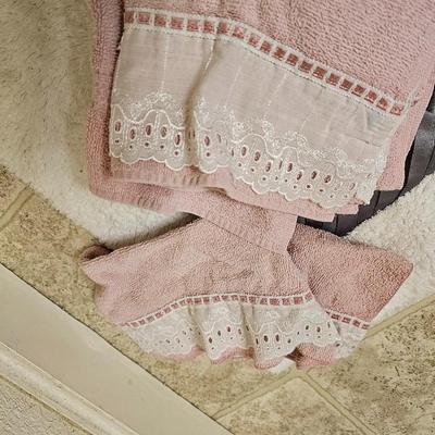 Bathmat, Bathtub no slip suction pebble mat, and a few bath towels